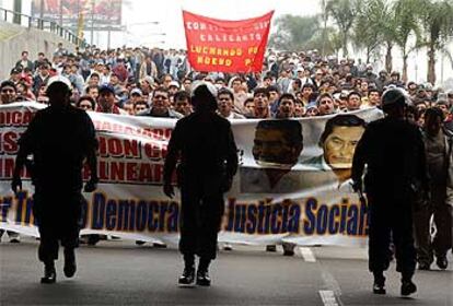 Cientos de trabajadores marchan por una de las principales avenidas de Lima entre fuertes medidas de seguridad.