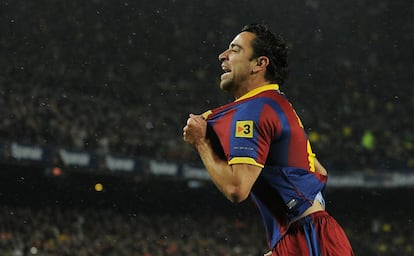 Xavi celebra su gol el primero del Barça de los cinco contra el Real Madrid.