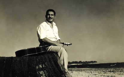 Dorival Caymmi, célebre autor de samba. A la derecha, galleta del primer registro del estilo musical.