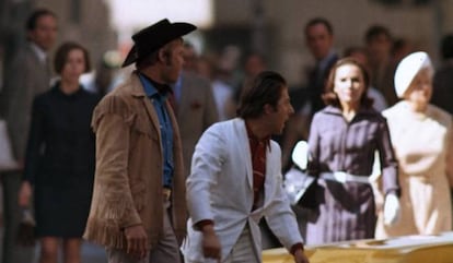 <p>Durante el rodaje de una de las escenas exteriores de 'Cowboy de medianoche' (1969) en las calles de Nueva York, un taxi se saltó a la torera las indicaciones que indicaban que el tráfico estaba cortado. Para no echar la toma a perder, y no acabar atropellados, Jon Voight y Dustin Hoffman, protagonistas de la película de John Schlesinger, tuvieron que sortear al vehículo y adecuar sus gestos y diálogo a las circunstancias. Les salió tan bien que el equipo no vio necesario repetir la escena. <p><a href="https://www.youtube.com/watch?v=_Z-tCU-sULA" target="_blank">Así sortean e increpan al taxi Voight y Hoffman</a>. </p>