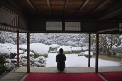 Meditación en el jardín zen del templo budista de Shisen-do, en Kioto.