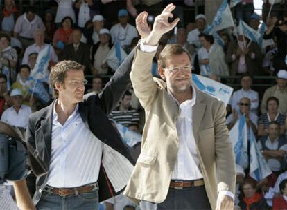 Rajoy (derecha), junto al presidente de la Xunta, Núñez-Feijóo, ayer en un acto en Silleda (Pontevedra).