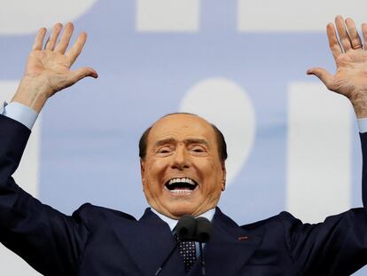 Forza Italia leader Silvio Berlusconi raises his arms during the closing electoral campaign rally of the centre-right's coalition in Piazza del Popolo, ahead of the September 25 general election, in Rome, Italy, September 22, 2022. REUTERS/Yara Nardi
