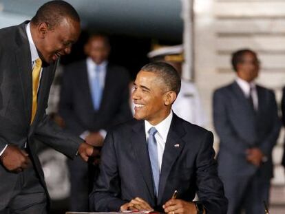 Obama con su hom&oacute;logo en Kenia, Uhuru Kenyatta.