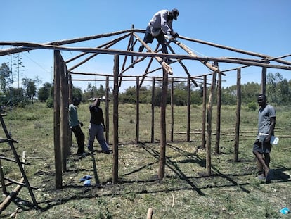 Construcción de una casa de barro destinada al cultivo de setas.