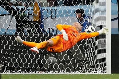 Willy Caballero no consigue parar el balón lanzado por Luka Modric.