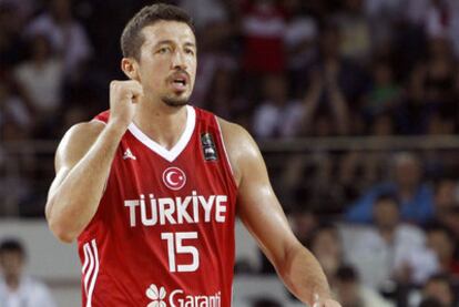 Hedo Türkoglu celebra una canasta.