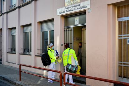 Técnicas de apoyo a la investigación clínica (TAIC) y enfermeras acceden a la escuela de educación infantil Vilagran de Salt, para realizar los test PCR.