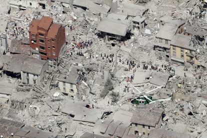 Foto aérea mostra os edifícios destruídos na parte histórica da cidade de Amatrice, no centro da Itália, após um terremoto de magnitude 6, em 24 de agosto de 2016.