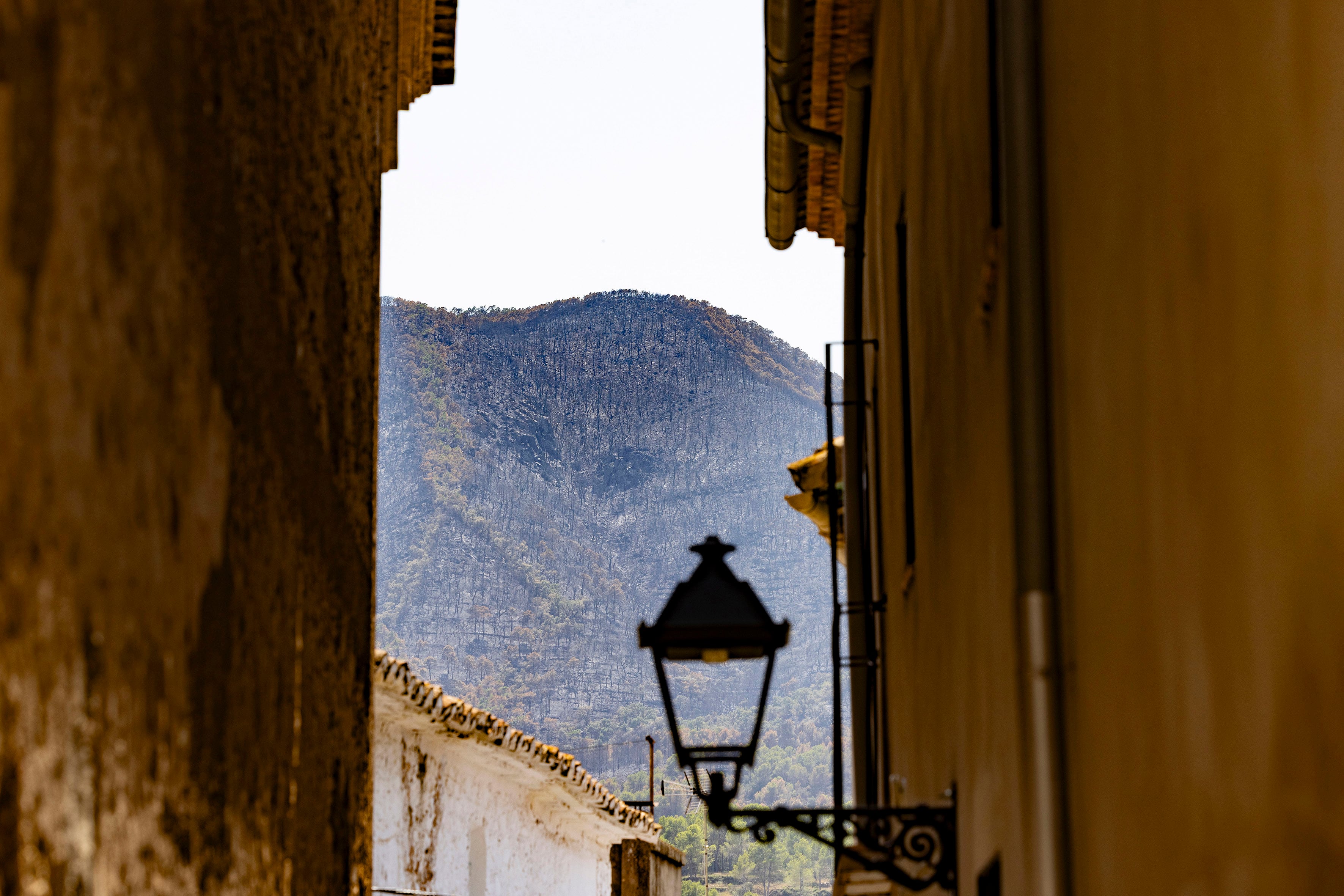 La montaña calcinada de Artana (Castellón), uno de los municipios afectados, este viernes.