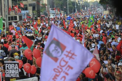 Sindicatos, movimentos populares e MST participam do ato em São Paulo.