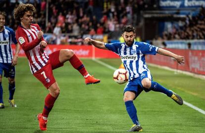 Griezmann y Duarte pugnan por un balón