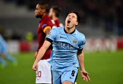 Nasri celebra su gol con Keita en segundo t&eacute;rmino.