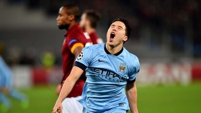 Nasri celebra su gol con Keita en segundo t&eacute;rmino.