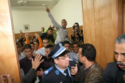 Asistentes al juicio en Casablanca donde se han registrado los disturbios