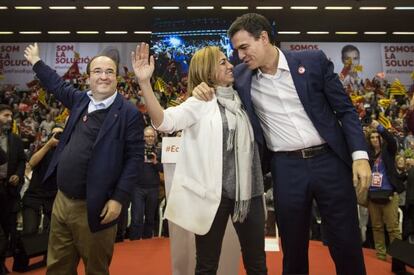 Miquel Iceta, Carme Chacón y Pedro Sánchez, en el mitin final