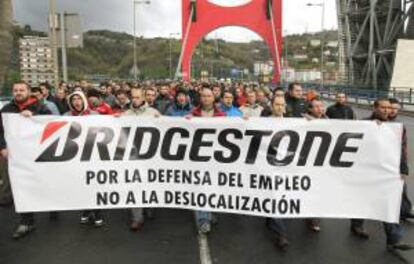 Trabajadores de Bridgestone recorren a pie la distancia que separa la localidad vizcana de Basauri de Bilbao en rechazo al ERE  de extincin de contratos presentado por la direccin. EFE/Archivo