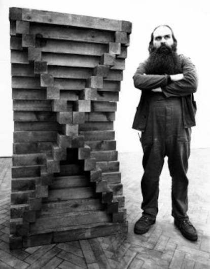 Carl Andre, en 1961, con su obra.