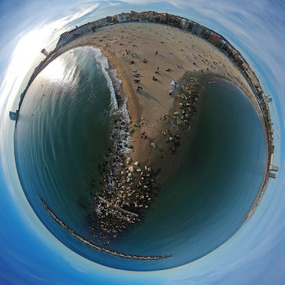 No obstant això, el fotoperiodista brasiler Bruno Alencastro (que està de pas a Espanya) volia realitzar una imatge del temple de Gaudí diferent de la qual estem acostumats. En la imatge, la platja de la Barceloneta.