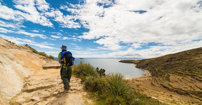 Senderismo en la isla del Sol, en el lago Titicaca (Bolivia).