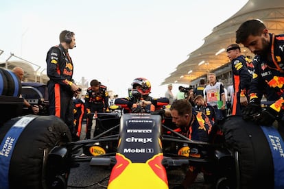 Max Verstappen espera en su monoplaza antes de iniciarse la carrera.