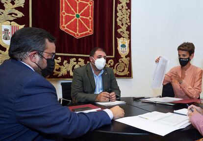 El presidente del Parlamento de Navarra Unai Hualde (c) y la presidenta del Gobierno de Navarra, María Chivite (d), acompañados del vicepresidente del Gobierno de Navarra Javier Remírez (i), el pasado miércoles.