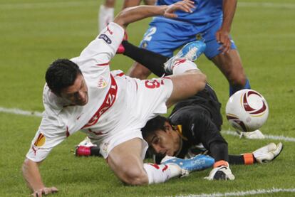 Ustari intenta atrapar el balón