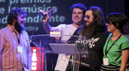 Los integrantes de Triángulo de Amor Bizarro reciben el galardón de mejor grupo " indie" en los Premios de la Música Independiente.