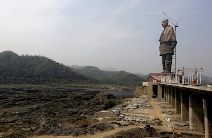 Vista da 'Estátua da Unidade' em frente à represa Sardar Sarovar.