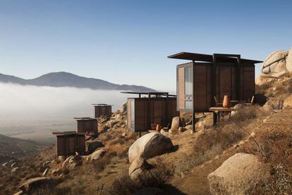 El hotel Endémico Resguardo Silvestre se encuentra en el Valle de Guadalupe, en Baja California (México), rica región vitivinícola. Proyectado por Gracia Estudio, sus cabañas se funden con el paisaje en un gesto contemporáneo y respetuoso.