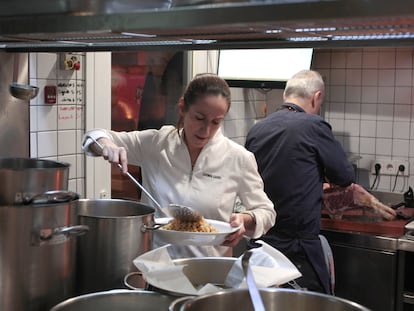 Carmen Carro prepara el cocido y Santiago Pedraza se encarga de las carnes.