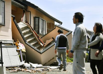 Residentes de Mashiki contemplan los destrozos causados en sus viviendas tras el terremoto en el suroeste de Japón, el 15 de abril de 2016.
