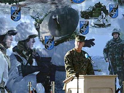 El general James Jones, comandante supremo de las fuerzas aliadas en Europa, en su discurso en Brunssum.