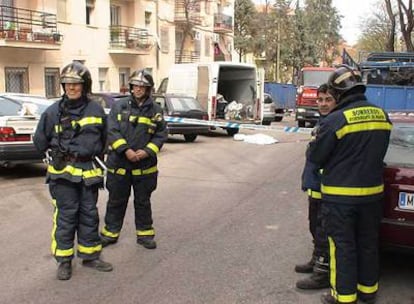 Miembros de los equipos de Emergencias en el lugar del accidente, la calle Alberca de Záncara.