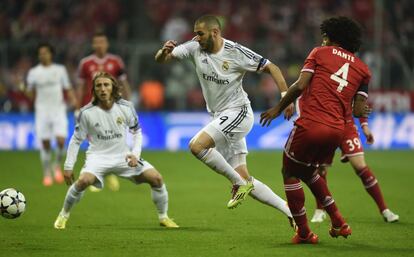 Benzema se marcha de Dante 