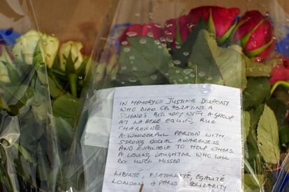 Flores y mensajes en Trafalgar Square, en Londres. 