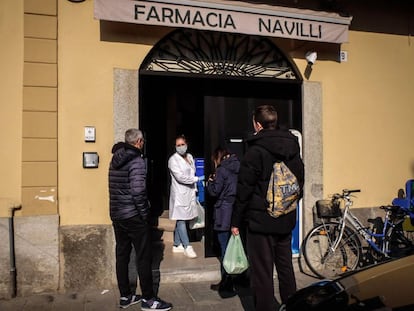 Moradores em uma farmácia em Codogno, Itália.