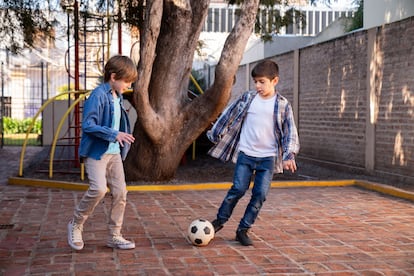 Los problemas iniciales suelen ser de estabilidad y coordinación. Por ejemplo, chavales que notan que ya no juegan al fútbol como antes y no se desenvuelven bien.