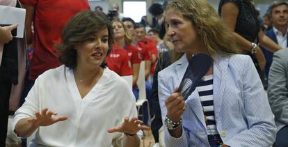 Soraya S&aacute;enz de Santamar&iacute;a y la infanta Elena, en un acto celebrado el pasado agosto.