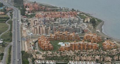 Edificios de nueva construcci&oacute;n en la costa de Estepona.