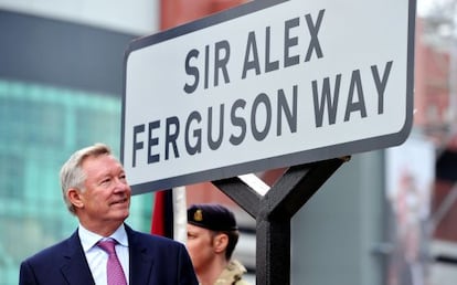 Ferguson, en una calle con su nombre, junto a Old Trafford (Manchester).