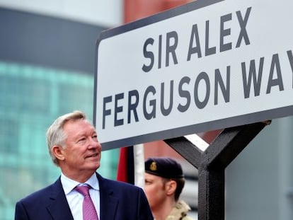 Ferguson, en una calle con su nombre, junto a Old Trafford (Manchester).