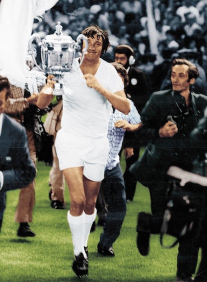 Zoco, con el trofeo de la Copa del Rey que conquistó el Madrid en 1974.