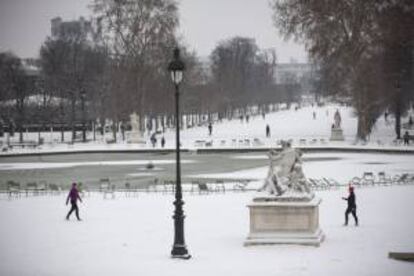 Nieve ayer en el centro de París.