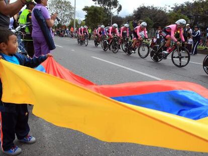 Un ni&ntilde;o agita una bandera colombiana durante el pr&oacute;logo. 