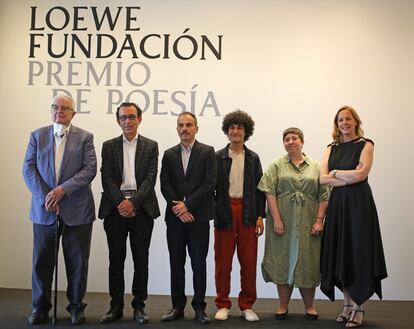 De izquierda a derecha, Enrique Loewe, el poeta premiado Diego Doncel, el dramaturgo Alberto Conejero; Mario Obrero, ganador en la categoría de jóvenes poetas, Elena Medel, y Sheila Loewe.