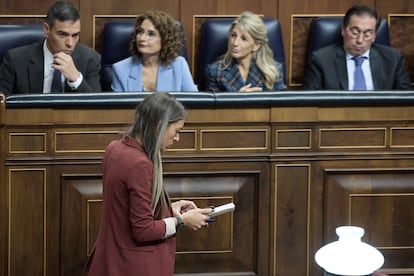 La portavoz de Junts en el Congreso, Miriam Nogueras, pasa delante de la bancada del Gobierno durante una sesión de control en el Congreso de los Diputados, el 9 de octubre.