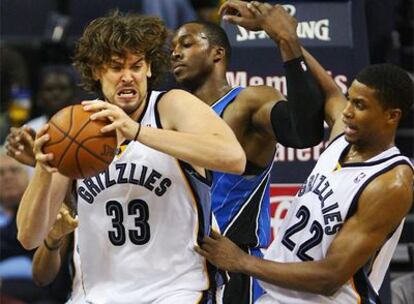Marc Gasol defiende un rebote ante el pívot de los Magic Dwight Howard
