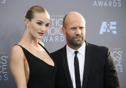 Rosie Huntington-Whiteley y Jason Statham, en los Critics' Choice Awards.