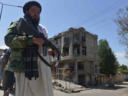 El 18 de junio, un militante talibán hacía guardia ante el edificio del templo sij de Kabul que fue atacado por supuestos integrantes del Estado Islámico.